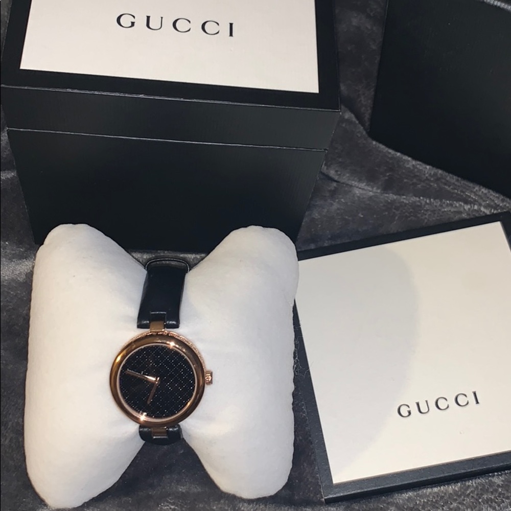 Women’s Gucci Rose gold black leather watch 😍